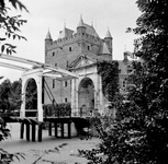 843173 Gezicht op de voorzijde van kasteel Nijenrode (Straatweg 25) te Breukelen, met de ophaalbrug over de ...